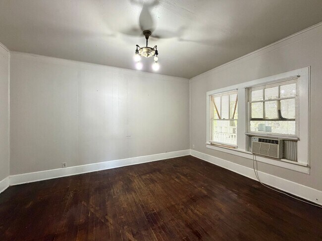 Building Photo - 919.5 N Austin St