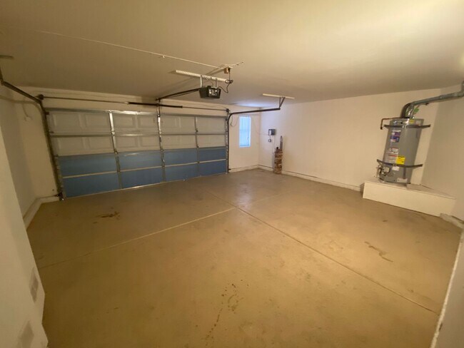 Building Photo - Wonderful 4 bed/2.5 bath home located in W...
