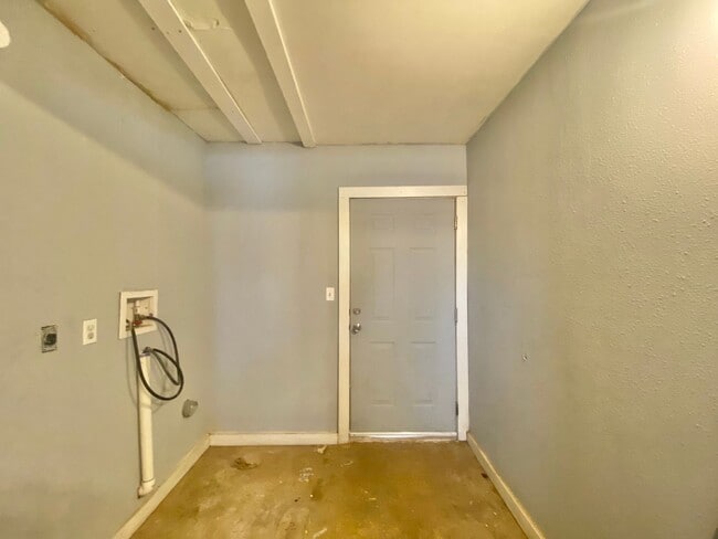 Building Photo - Adorable 1 Bed 1 Bath--Spacious with bonus...