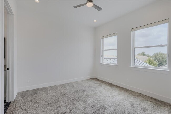 Building Photo - 7 Denbury Glen