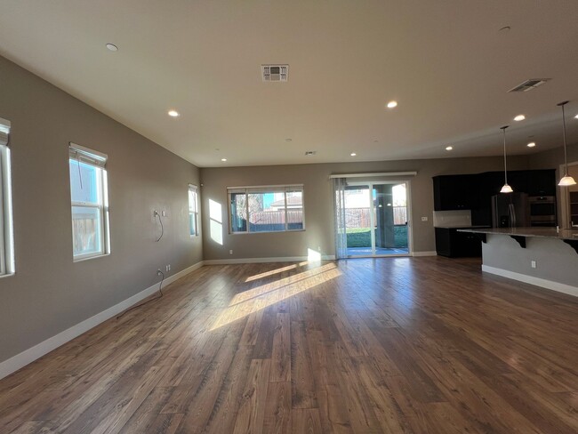 Building Photo - Beautiful 5 bedroom home close to parks, s...