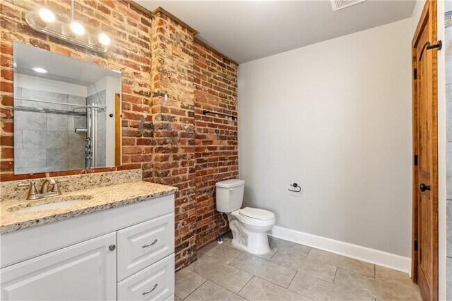 Building Photo - 558 St Francis St