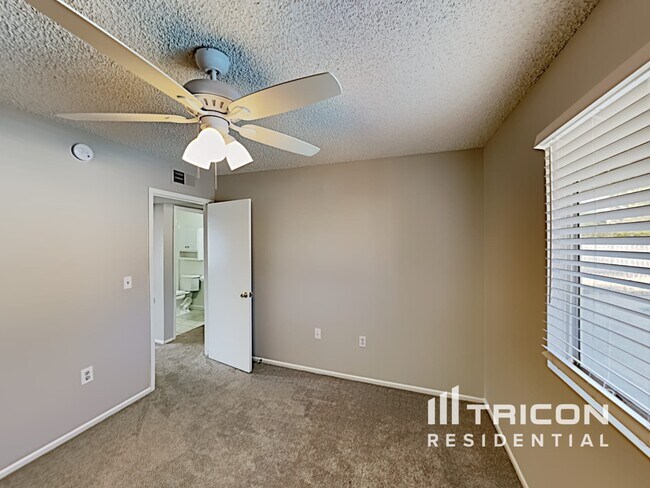 Building Photo - 828 N Pine Ct