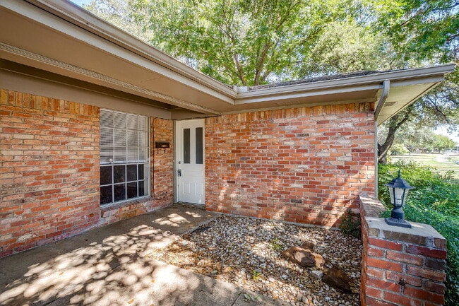 Building Photo - Spacious, Recently Updated Duplex!