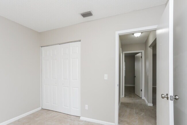 Building Photo - 224 Regal Park Dr