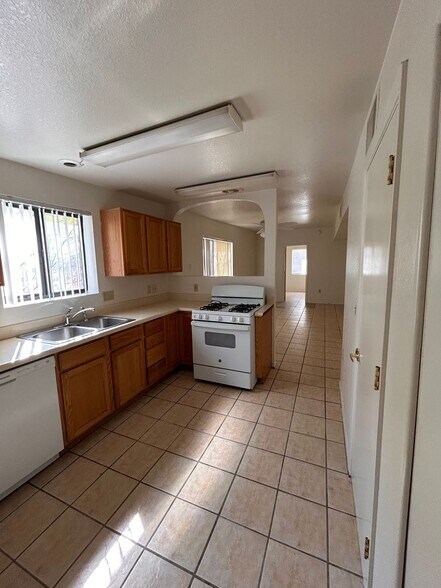 Building Photo - 1150 N Catalina Ave