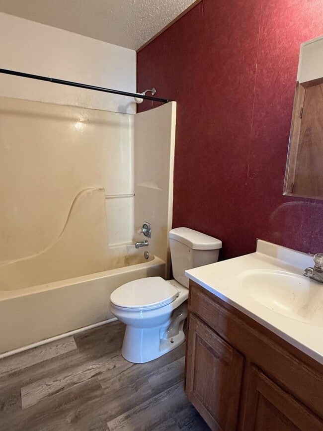 Building Photo - Convenient Location