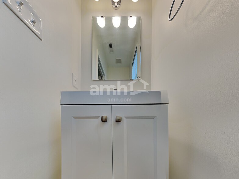 Building Photo - 19327 Fox Chase Dr