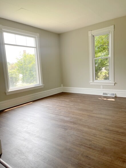 Living room with large floor to ceiling windows - 227 N California St