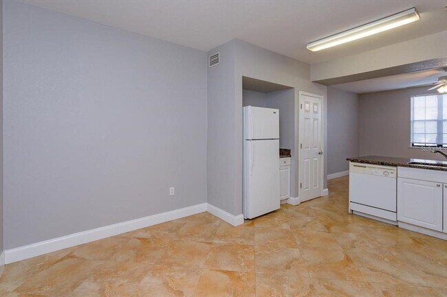 Building Photo - 911 N Orange Ave