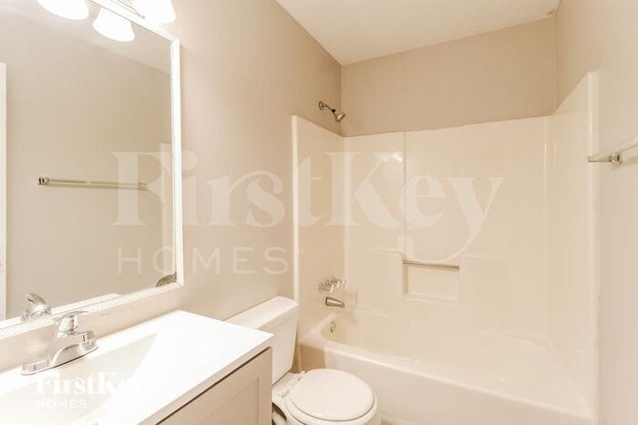 Building Photo - 634 Woodsong Ln