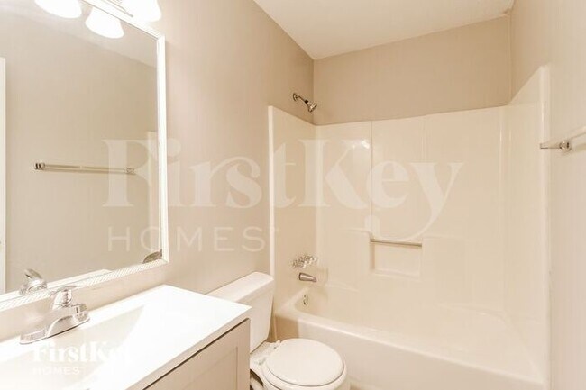 Building Photo - 634 Woodsong Ln