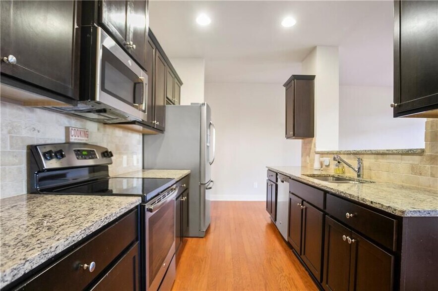 Building Photo - 2394 Whiteoak Ct SE