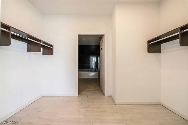 Building Photo - 900 S Las Vegas Blvd