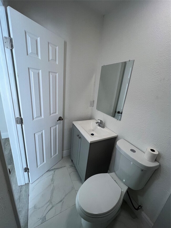 Building Photo - 5615 SW 40th St