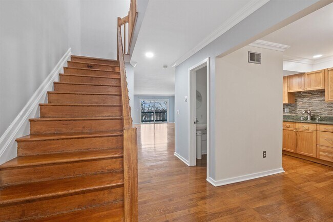 Building Photo - 18 SKYVIEW Ter