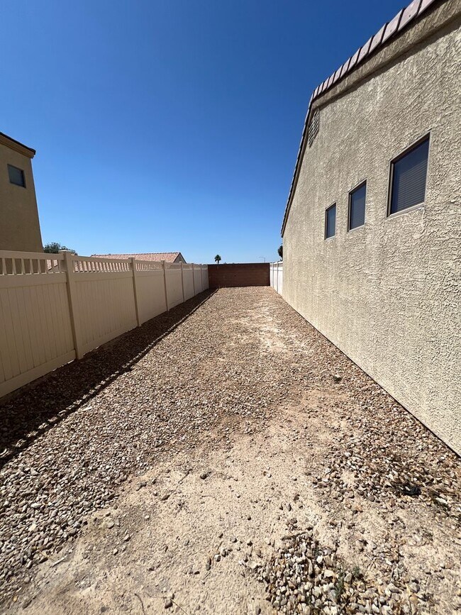 Building Photo - Great 3 bedroom 2.5 Townhouse with a 2 car...
