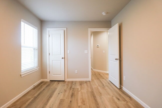 Building Photo - FIRST FREE MONTH! 3 Bed | 2.5 Bath | Sand ...