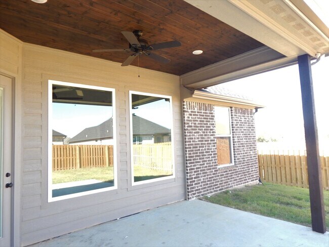 Building Photo - Whitehouse ISD! Gorgeous 4 Bedroom, 2 Bath...