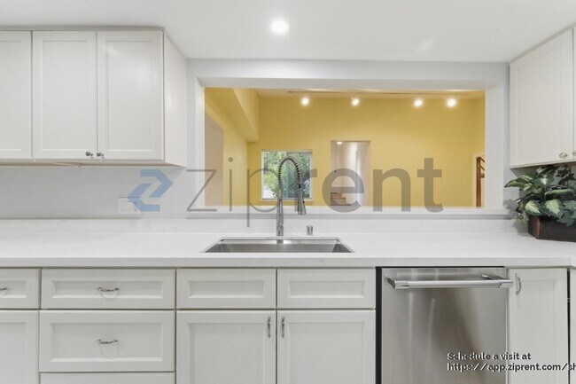 Building Photo - 1967 Solano Way