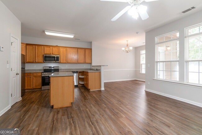 Building Photo - 1000 Pierce Brennen Dr NE