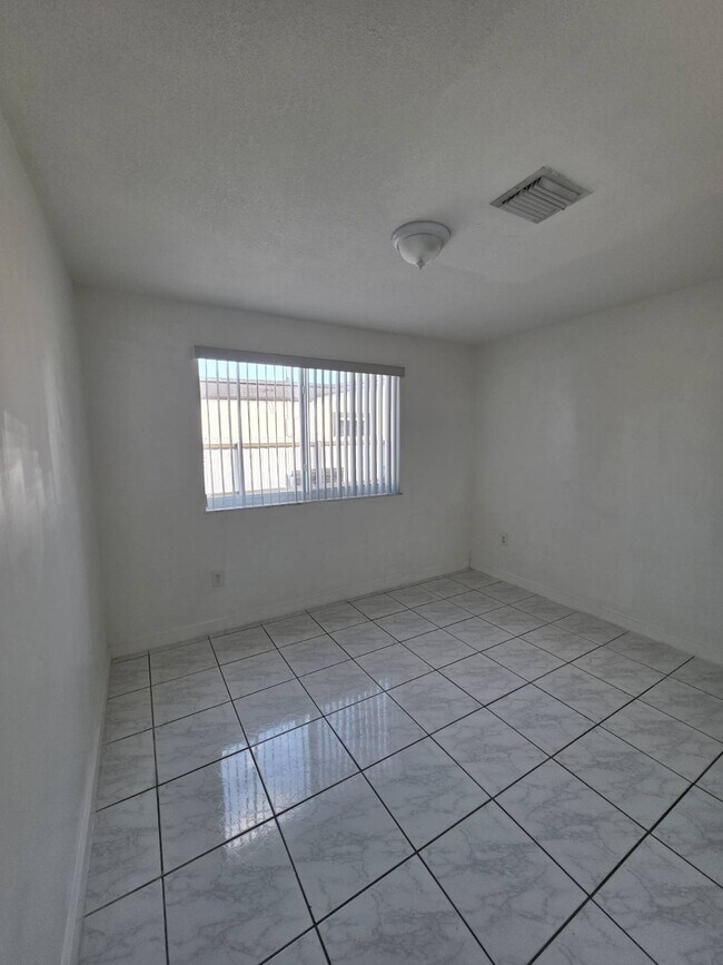 Building Photo - 1475 W 31st St