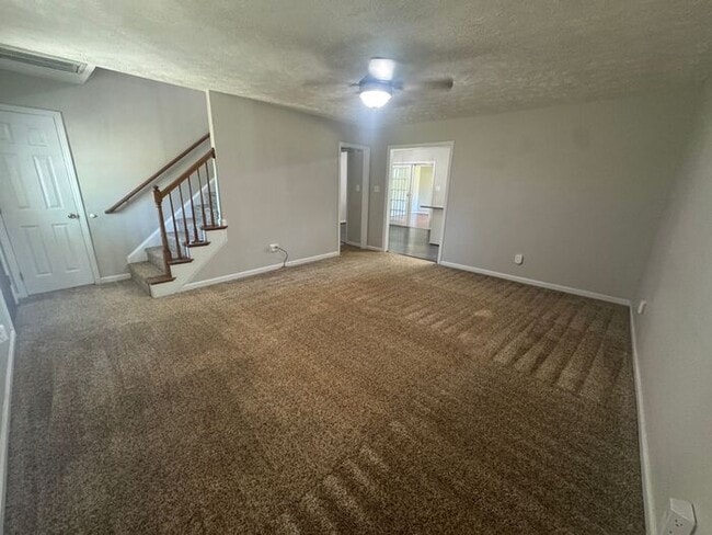 Building Photo - 4 bedroom 3 Bath Home