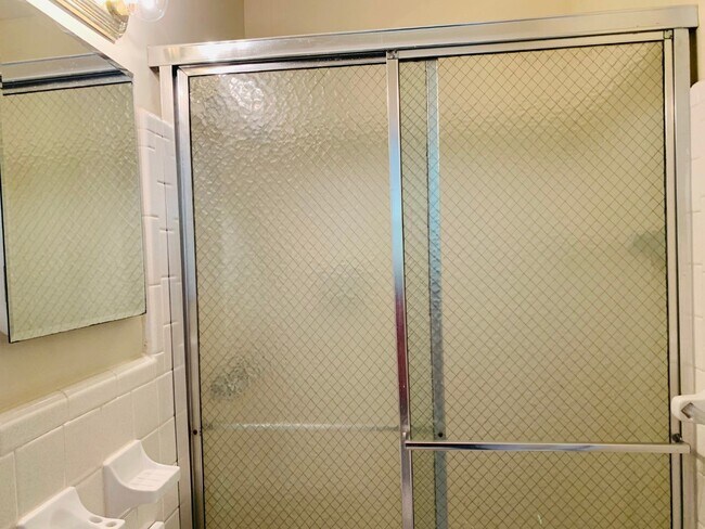 Building Photo - Wow, great location, newly renovated, 4 beds/2 bath, private fenced yard, sun room/office, must see!