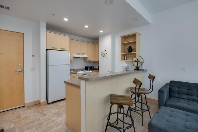 Building Photo - 309 W Washington Ave