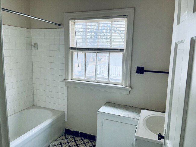 Building Photo - 2-Bedroom unit in Prime Oklahoma City Loca...