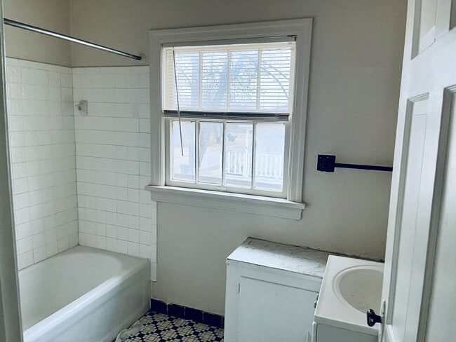 Building Photo - Charming 2-Bedroom unit in Prime Oklahoma ...
