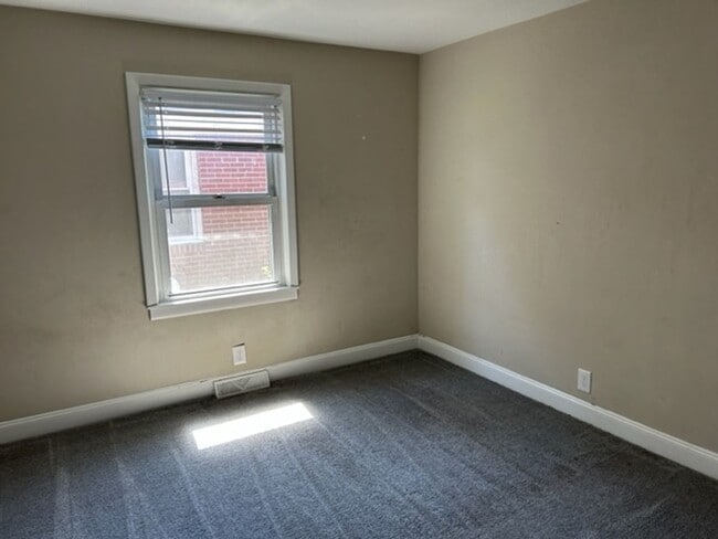 Building Photo - Renovated 3 Bedroom Near Casino & Naval Ho...