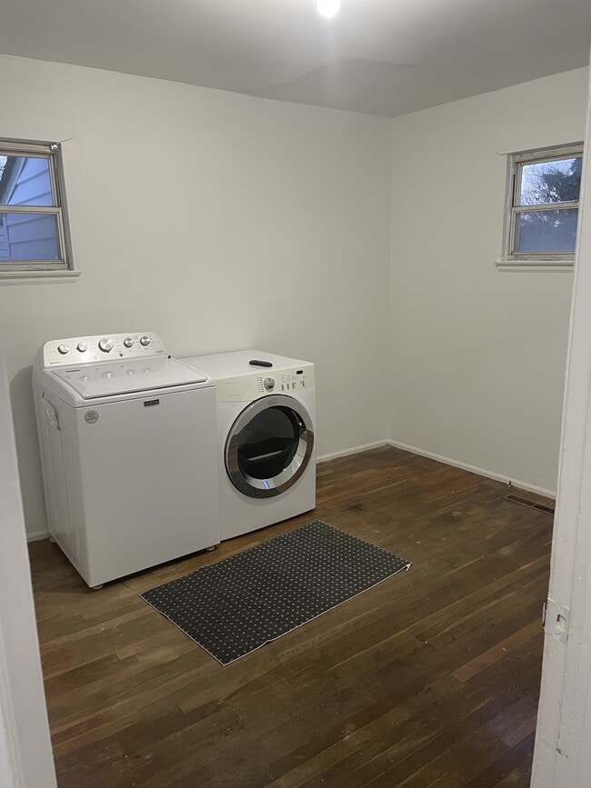 Building Photo - 629 River Creek Rd