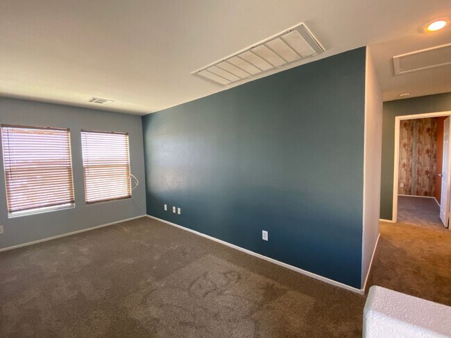 Building Photo - COZY 3 BEDROOM / 2.5 BATH HOME