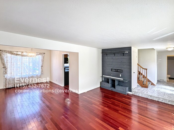 Building Photo - 1571 Sun Ln