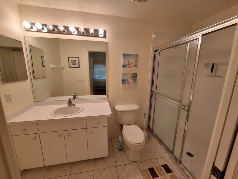 Ensuite bathroom-main bedroom - 21301 Lancaster Run