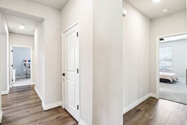 Building Photo - "Spacious 5-Bed Oasis with 4.5 Baths – You...