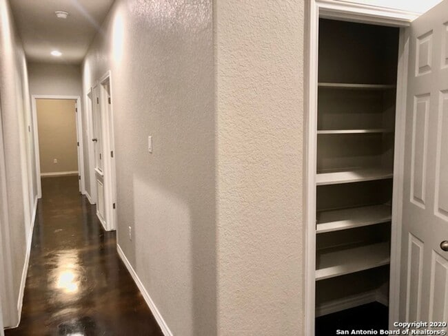Building Photo - Modern Luxury Duplex in Seguin!