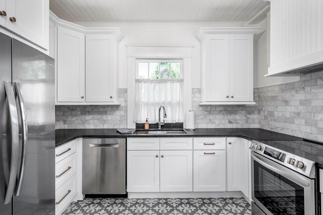 Building Photo - 227 Kershaw St NE