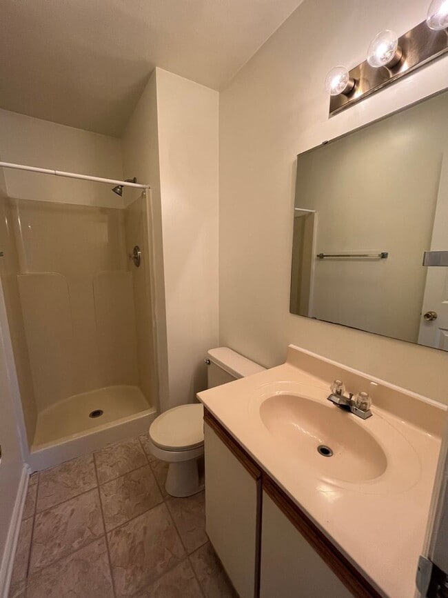 Building Photo - Rutherford 3 Bedroom 3 Bath with Den Town House