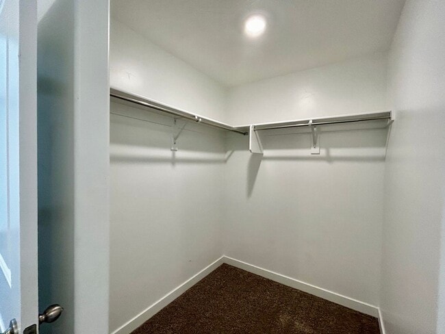 Building Photo - Comfortable and Spacious 4-Bedroom Townhome in Cedar City!