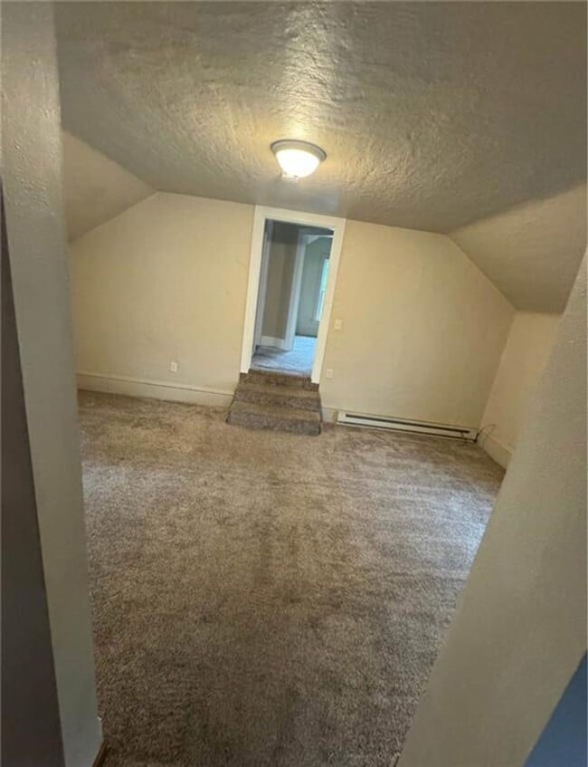 Building Photo - 328 6th St W