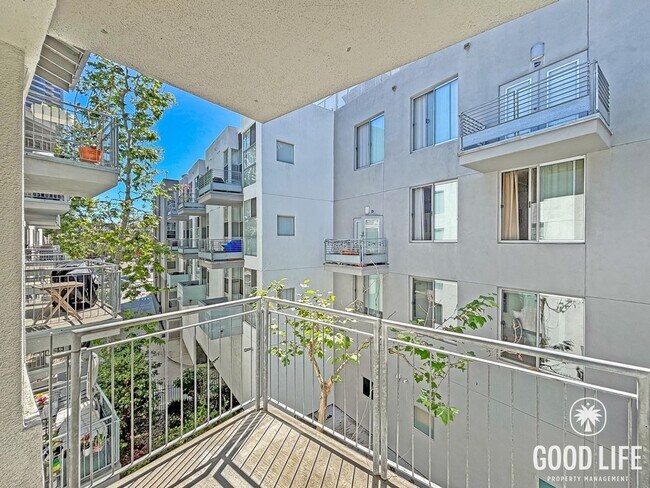 Building Photo - Sleek 1B/1BA Condo in the Heart of Marina District with A/C, In-Unit W/D & Reserved Parking!