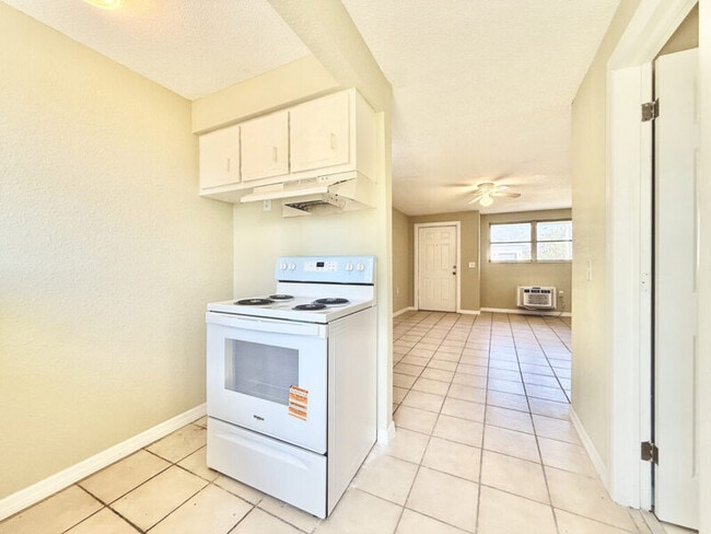 Building Photo - 3405 Palm Dr