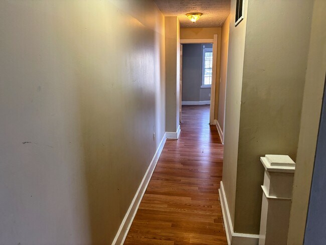 Building Photo - 2307 N Kenwood Ave