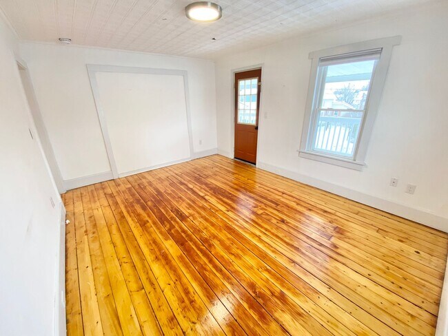 Building Photo - 69 Russell St