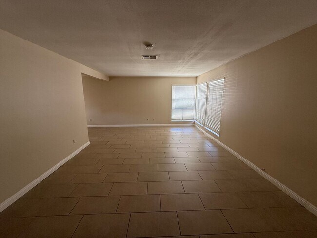 Building Photo - Duplex! 2 bedrooms 2 bathrooms