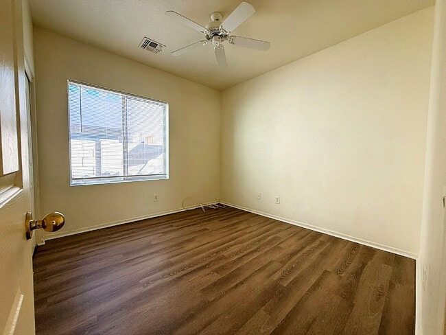 Building Photo - "Charming 3-Bed, 2-Bath Oasis with 1,430 Sq Ft in Phoenix's Heart!"