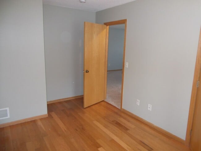 Building Photo - 3 Bedroom, 1 Bathroom Home.