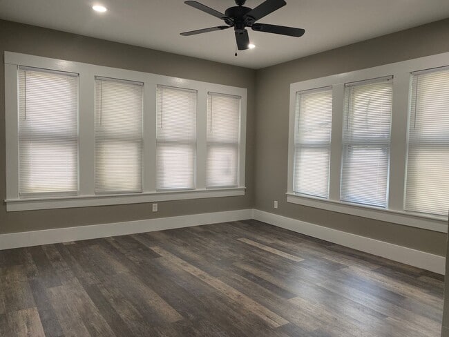 Building Photo - 302 W Baylor St